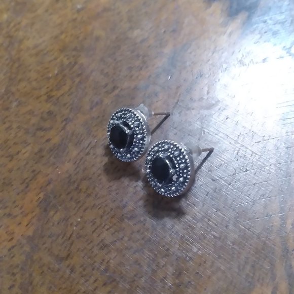 Medium Round Earrings - Picture 3 of 4